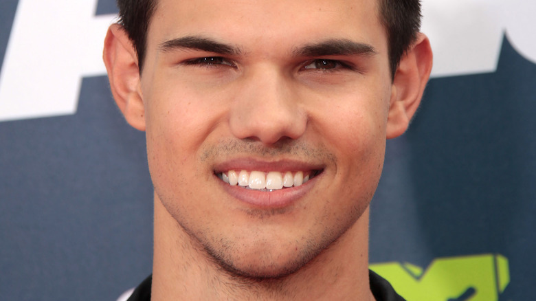 Taylor Lautner regrette de ne pas avoir défendu son ex Taylor Swift lors de la diss de VMA de Kanye West