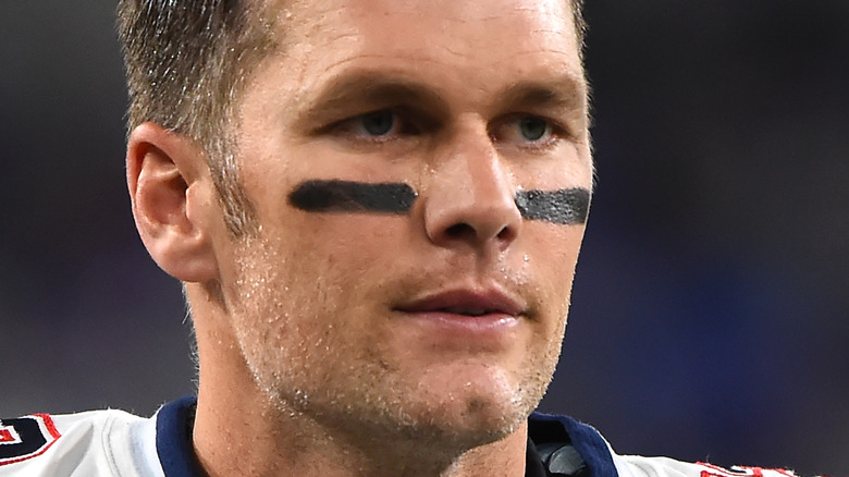 Tom Brady regarde avant le match