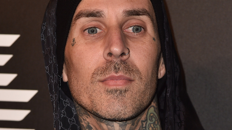 Travis Barker se rend en chirurgie pour une horrible blessure au doigt