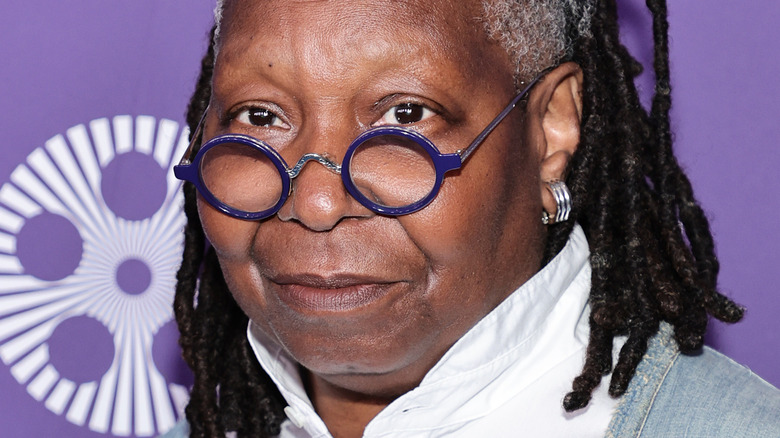 Whoopi Goldberg porte des lunettes