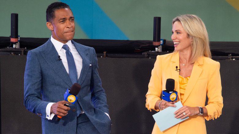 Amy Robach et TJ Holmes rient en animant