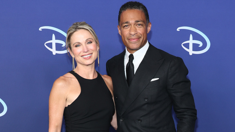 Amy Robach et TJ Holmes posent sur un tapis rouge