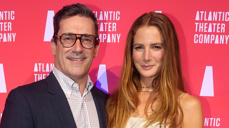 Jon Hamm et Anna Osceola sur le tapis rouge 