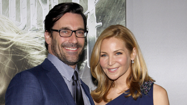 Jon Hamm et Jennifer Westfeldt souriant