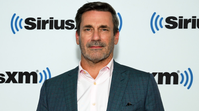 Jon Hamm posant