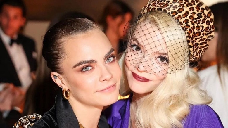 Cara Delevingne Anya Taylor-Joy posant