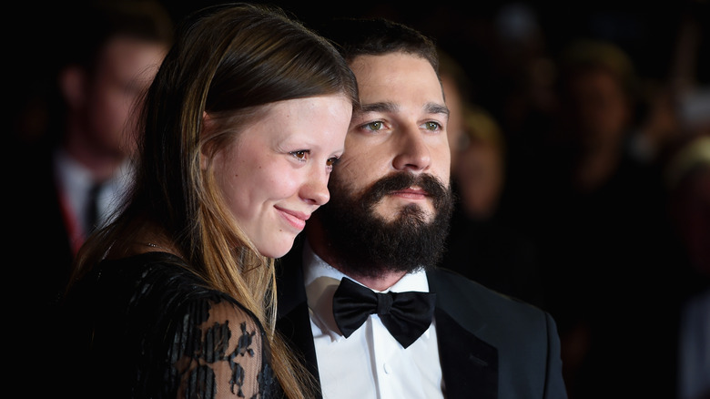 Mia Goth Shia LaBeouf cravate noire