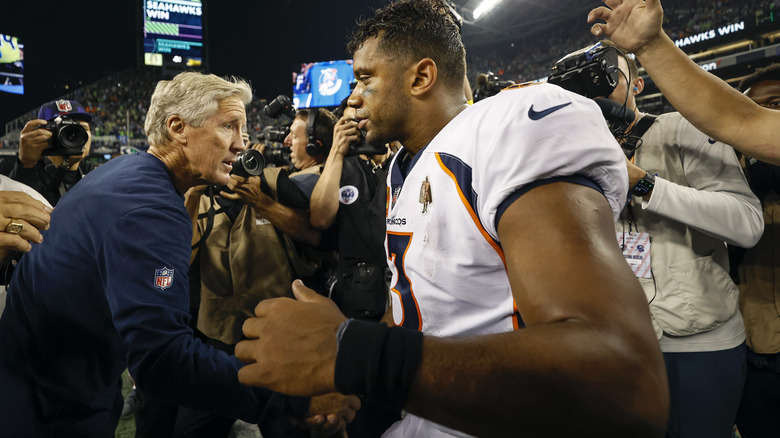 Pete Carroll serre la main de Russell Wilson