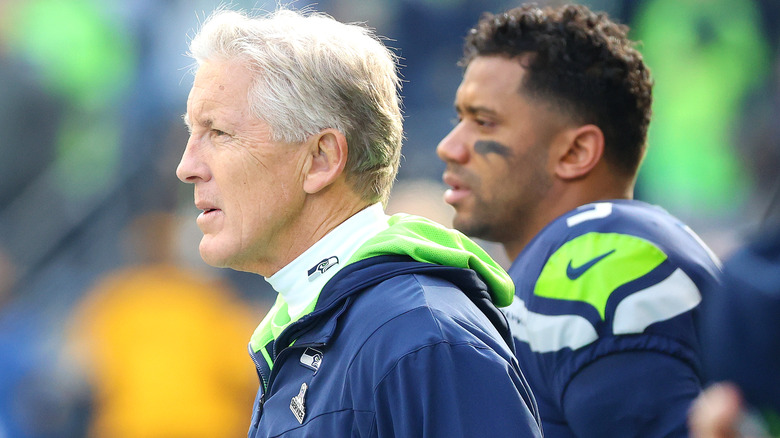 Pete Carroll et Russell Wilson en marge