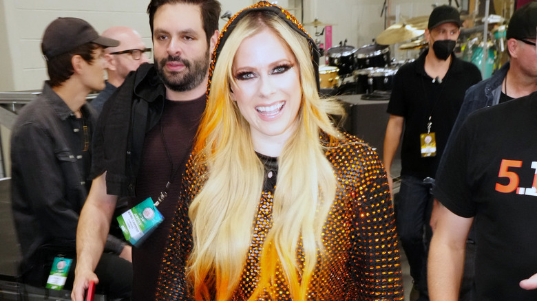 Avril Lavigne sweat à capuche souriant