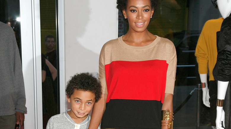 Solange Knowles souriant avec son fils Julez