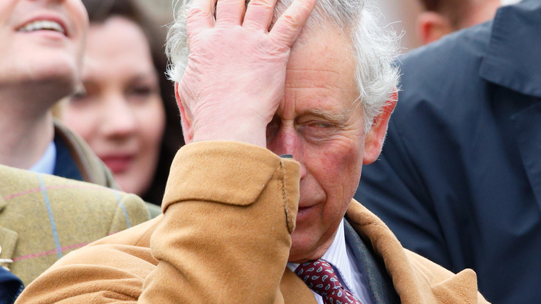 Le roi Charles couvre son visage de sa main