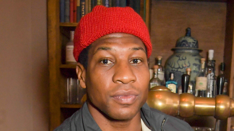 Jonathan Majors posant