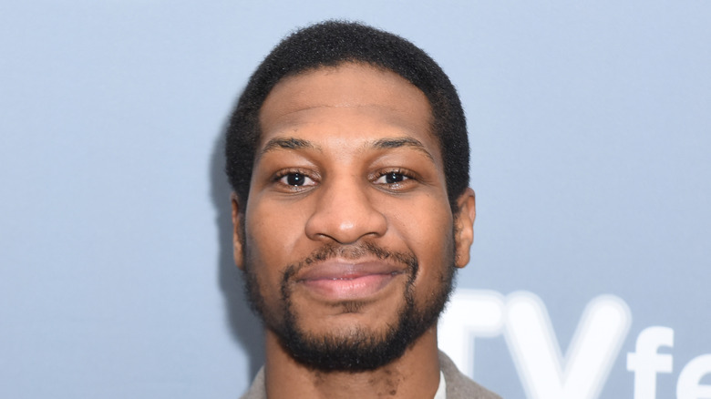 Jonathan Majors souriant