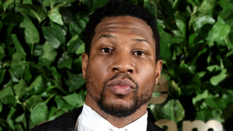 Jonathan Majors posant