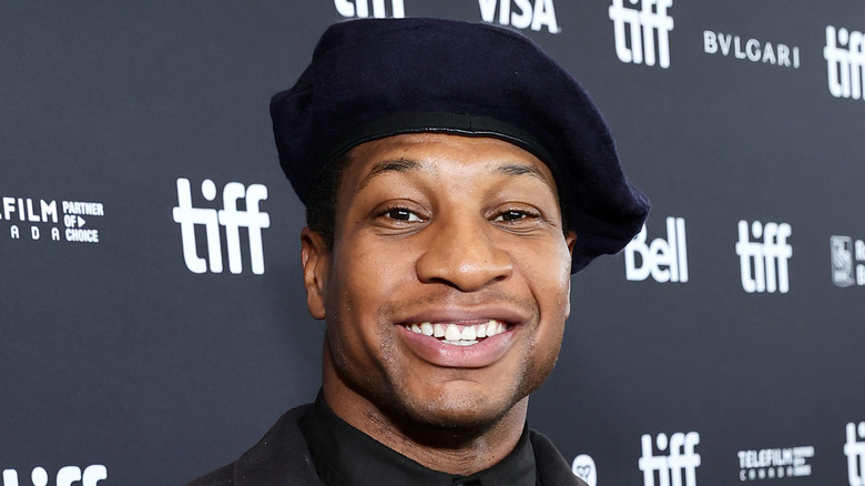 Jonathan Majors souriant