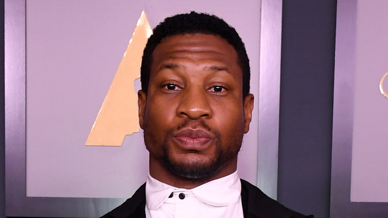 Jonathan Majors posant