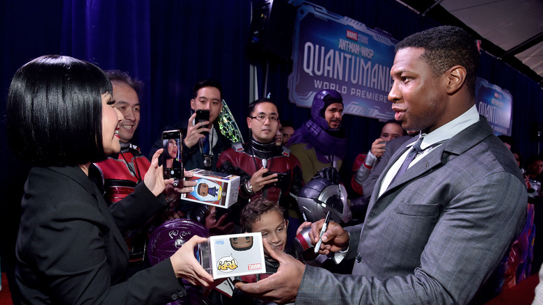 Jonathan Majors avec des fans 