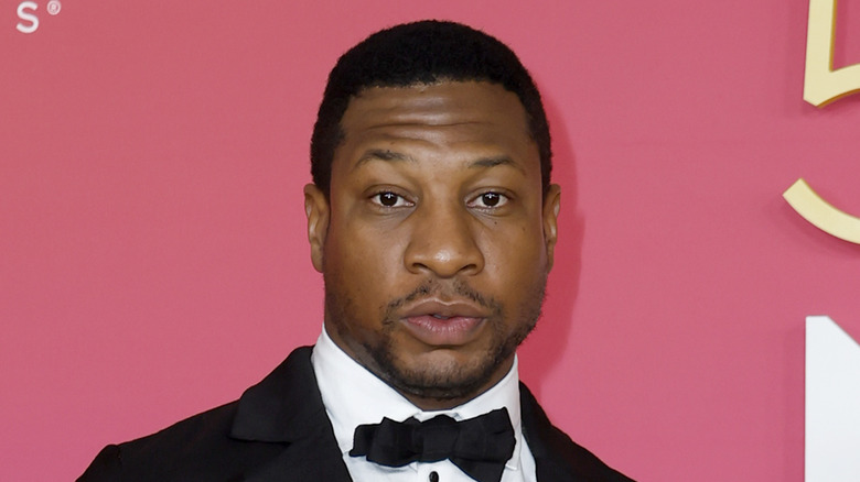 Jonathan Majors posant