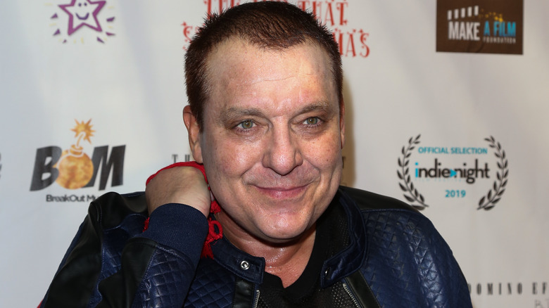 Sourire subtil de Tom Sizemore