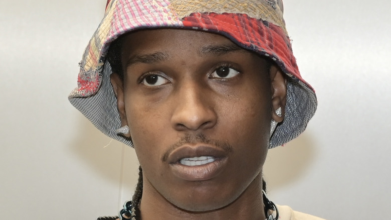 A$AP Rocky pose pour les caméras