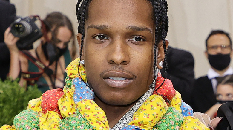 A$AP Rocky pose pour les caméras