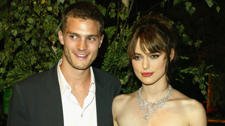 Keira Knightley et Jamie Dornan posant ensemble