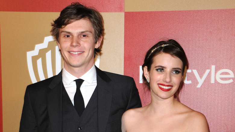 Evan Peters souriant avec Emma Roberts