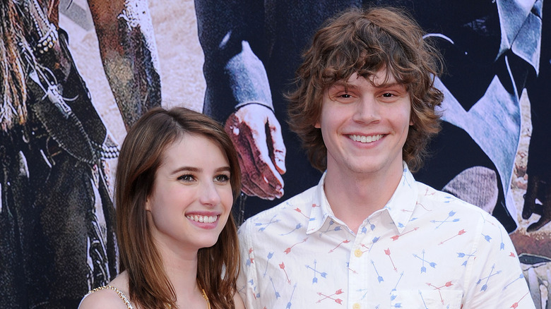 Emma Roberts souriante avec Evan Peters