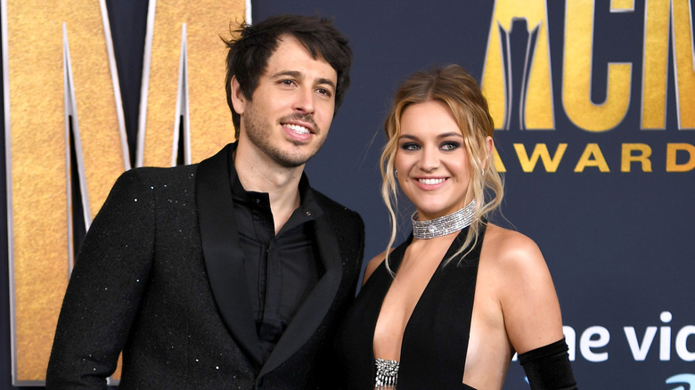 Kelsea Ballerini et Morgan Evans posent aux CMA Awards