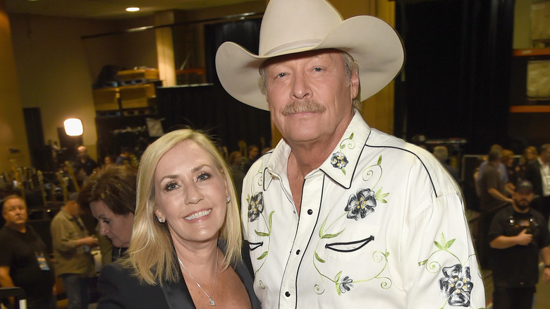 Alan et Denise Jackson assistent aux CMA Awards 