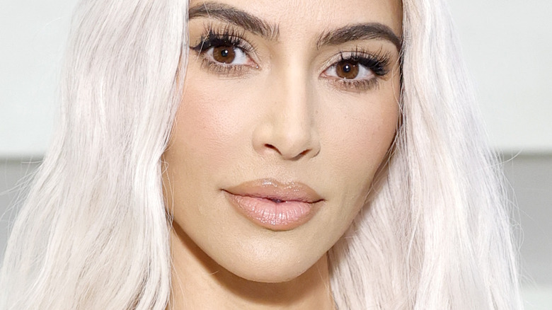 Cheveux blonds platine de Kim Kardashian