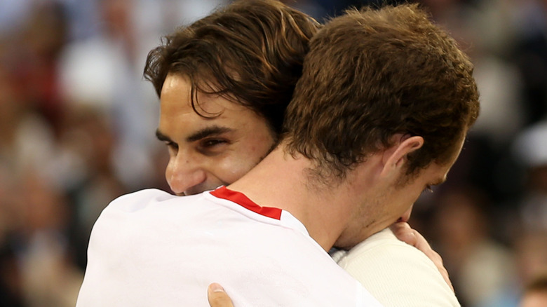 Roger Federer et Andy Murray se font un câlin