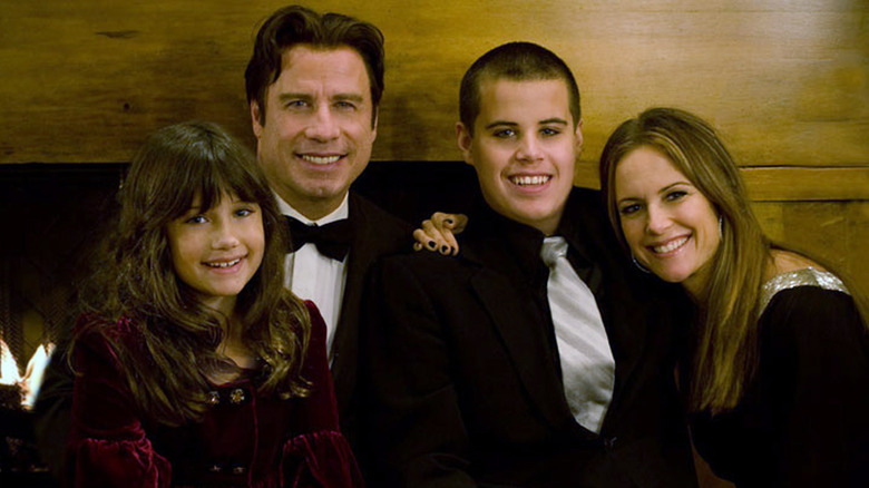 La famille Travolta devant la cheminée