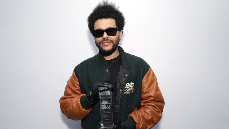 The Weeknd portant des lunettes de soleil