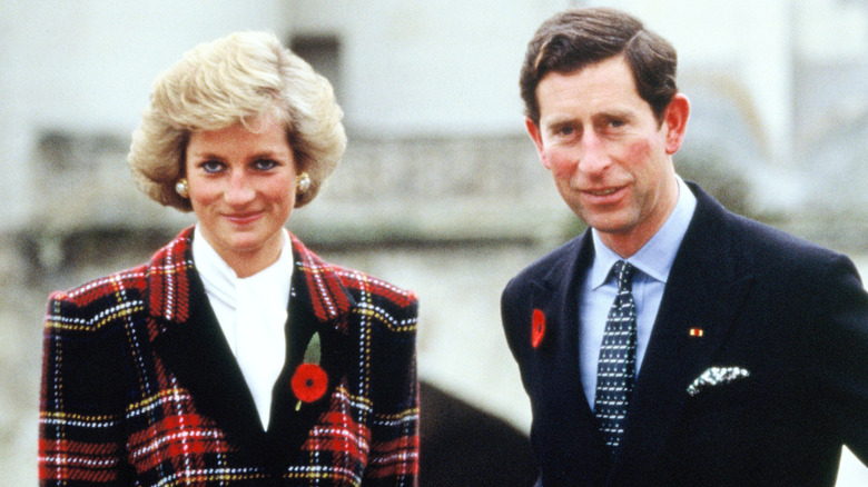 La princesse Diana et le prince Charles de l'époque posant ensemble