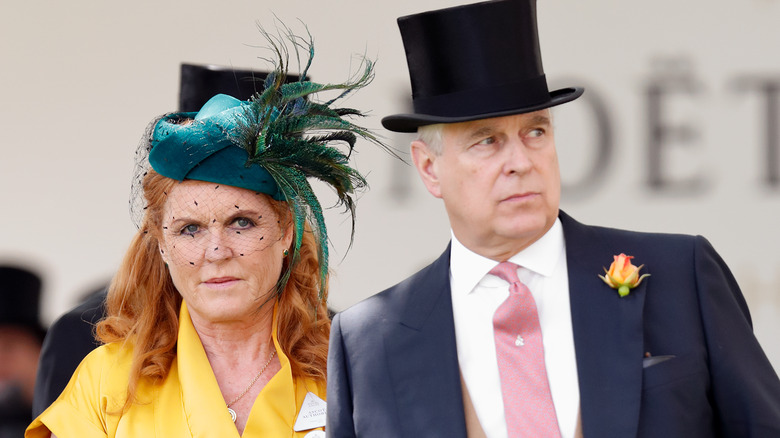 Sarah Ferguson et le prince Andrew posant ensemble