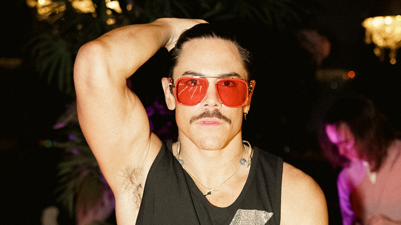 Tom Sandoval portant des lunettes de soleil