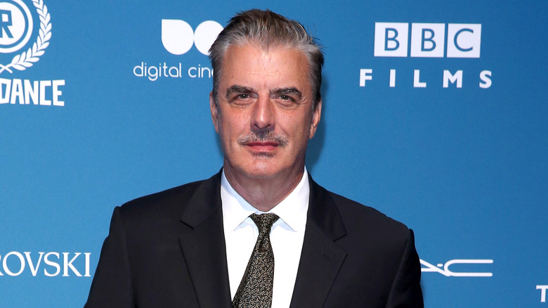 Chris Noth en costume noir, posant