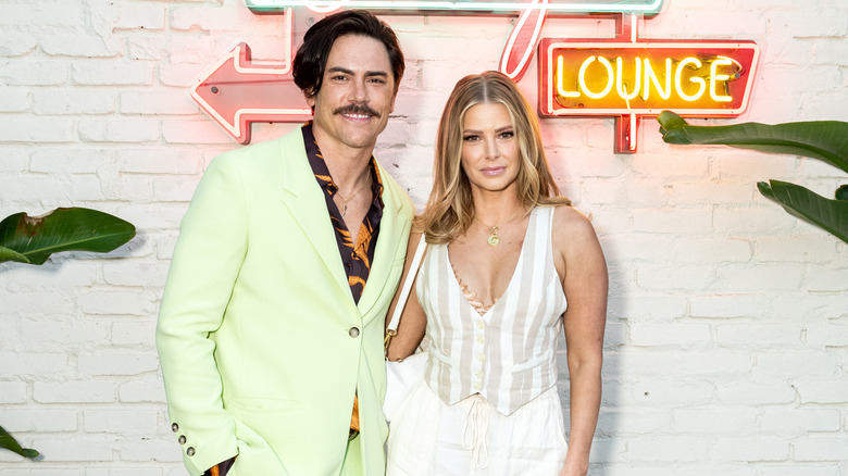 Tom Sandoval et Ariana Madix posant ensemble