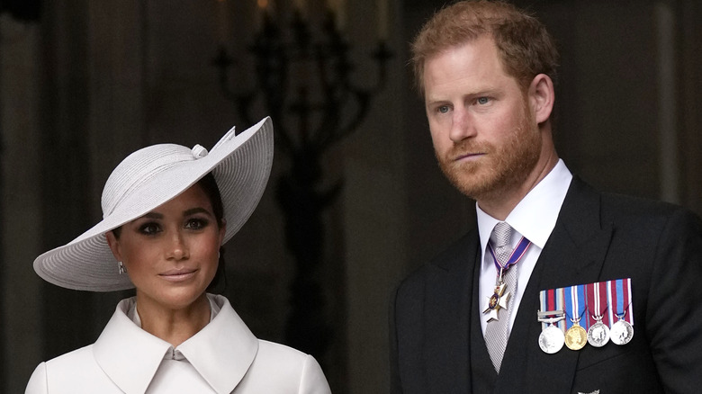 Le prince Harry et Meghan Markle ont l'air sérieux lors d'un événement 