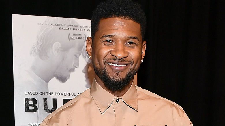 Usher souriant à l'événement