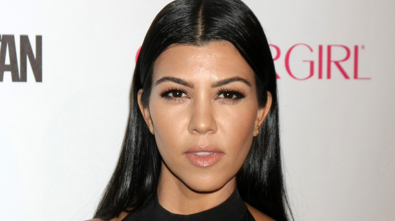 Kourtney Kardashian posant à l'événement