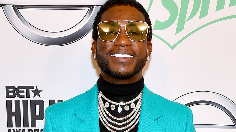 Gucci Mane souriant en collier de diamants