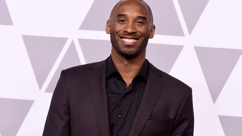 Kobe Bryant posant en costume