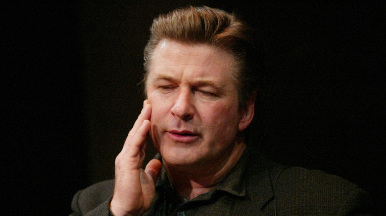 Alec Baldwin se touche le visage