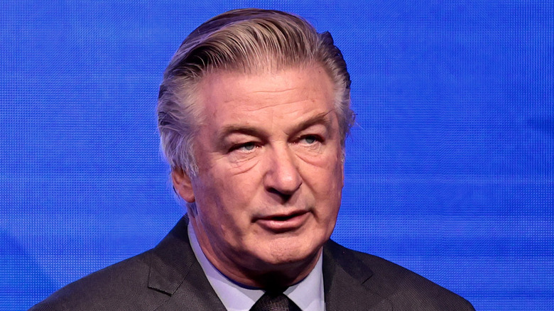 Alec Baldwin porte un costume