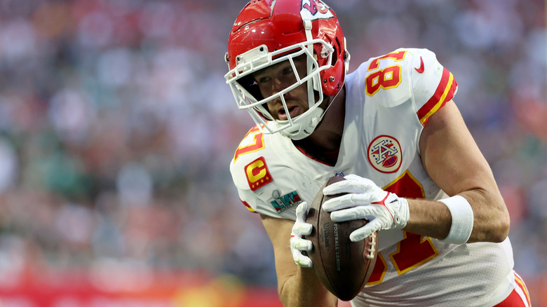 Travis Kelce joue au football