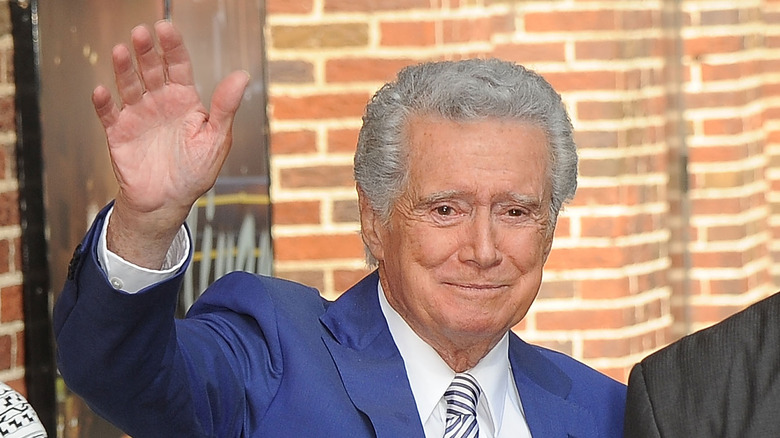 Regis Philbin saluant