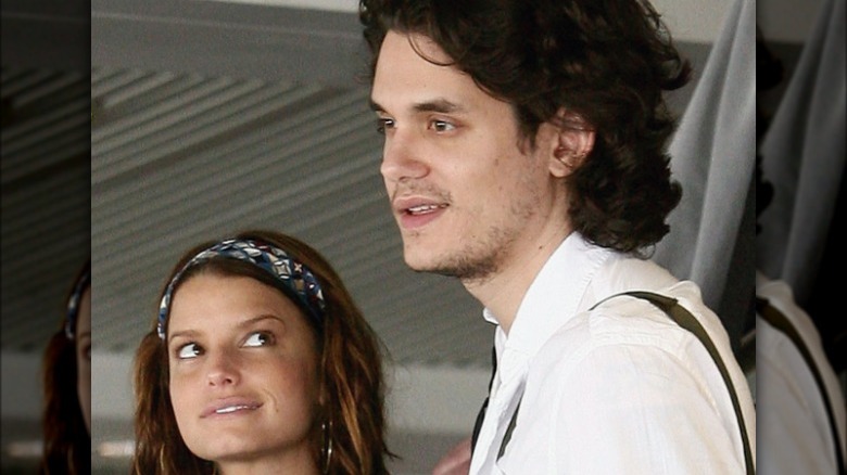 Jessica Simpson regarde John Mayer